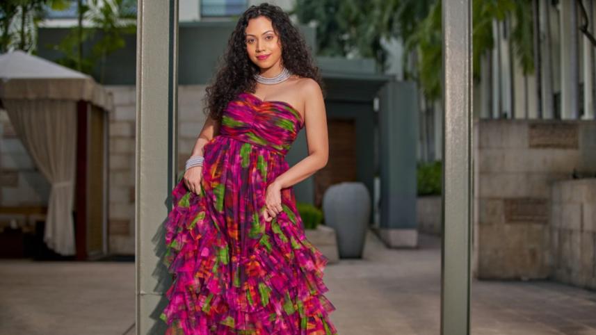 কোঁকড়া চুলই এখন ট্রেন্ড, যত্ন নেবেন যেভাবে