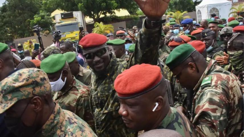 ২০২১ সালে ক্যুর মাধ্যমে গিনির ক্ষমতা ছিনিয়ে নেন মামাদি দুম্বোইয়া এবং প্রতিশ্রুতি দেন, বেসামরিক সরকারের কাছে ক্ষমতা ছেড়ে দেবেন। তবে এখনো সে কাজ করেননি তিনি। ফাইল ছবি: এএফপি