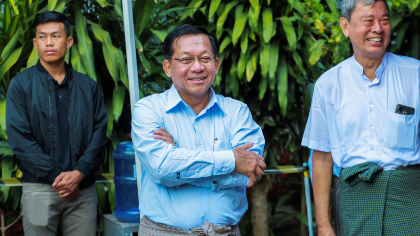 মিয়ানমারের নির্বাচনের দ্বিতীয় ধাপে ইয়ানগনের একটি ভোটকেন্দ্রের বাইরে দাঁড়িয়ে বক্তব্য দেন জান্তা প্রধান। ছবি: রয়টার্স