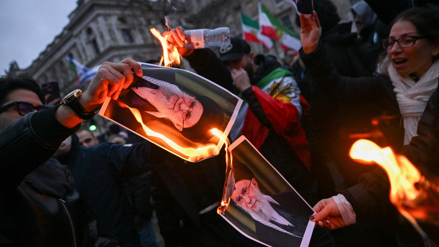 ডাউনিং স্ট্রিটে খামেনির ছবি পুড়িয়ে বিক্ষোভ করেন লন্ডনবাসীরা। ছবি: রয়টার্স