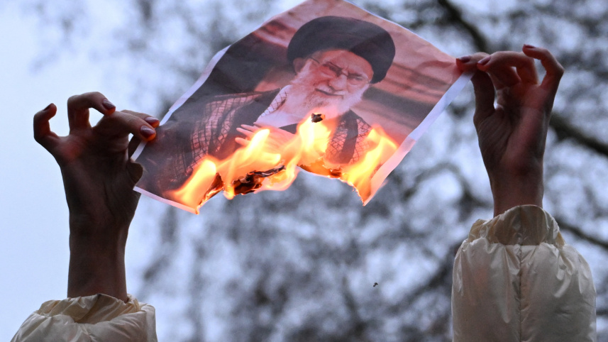 লন্ডনে খামেনির ছবি পুড়িয়ে ইরানের জনগণের পাশে থাকার অঙ্গীকার করছেন মানবাধিকার কর্মী স্টিফেন ইয়াক্সলি লেনন। ছবি: রয়টার্স