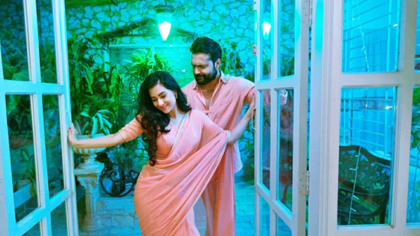 শবনম বুবলি ও আদর আজাদ অভিনীত ‘পিনিক’ সিনেমার গান। ছবি: সংগৃহীত