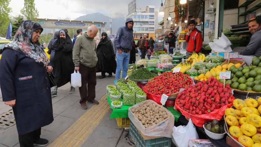 মূল্যস্ফীতির চাপে জর্জরিত ইরানবাসী। প্রতীকী ছবি: ডয়চে ভেলে