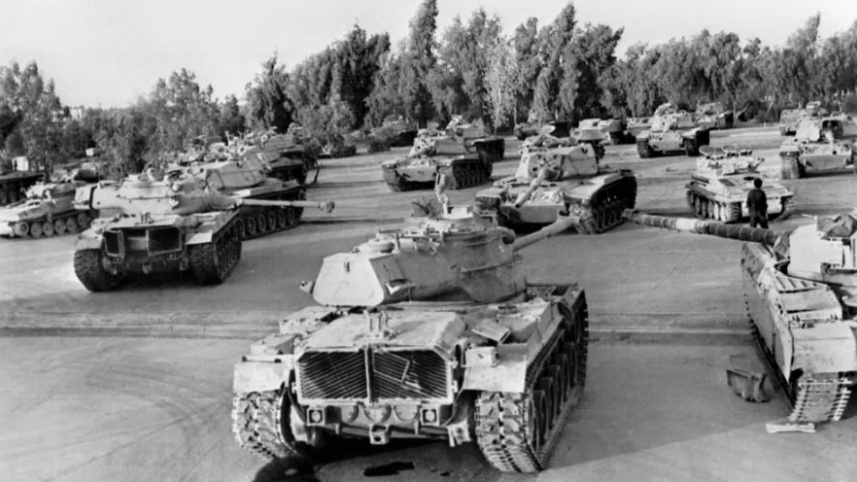 ইরাকী সেনাদের হাতে আটক ইরানের ট্যাংক, অস্ত্র ও গোলাবারুদ। ফাইল ছবি: এএফপি (১৯৮০)