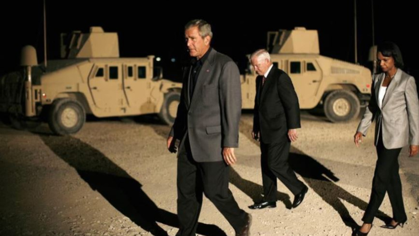 সাবেক মার্কিন প্রেসিডেন্ট জর্জ ডব্লিউ বুশ, প্রতিরক্ষামন্ত্রী রবার্ট গেটস ও পররাষ্ট্রমন্ত্রী কনডোলেজ্জা রাইস। ফাইল ছবি: রয়টার্স 