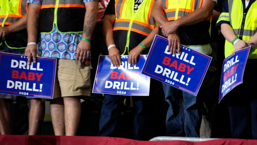 ট্রাম্প সমর্থকদের হাতে 'ড্রিল বেবি ড্রিল' শ্লোগানযুক্ত ব্যানার। ফাইল ছবি: এএফপি
