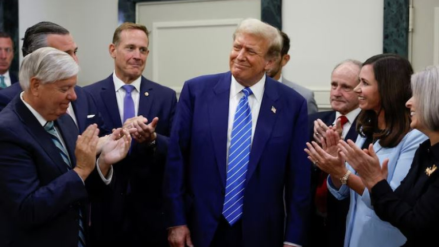 বিশ্বজুড়ে ট্রাম্পের ভাবমূর্তি যেমনই হোক, তার প্রশাসনের লোকজন তার প্রশংসায় পঞ্চমুখ। ফাইল ছবি: রয়টার্স