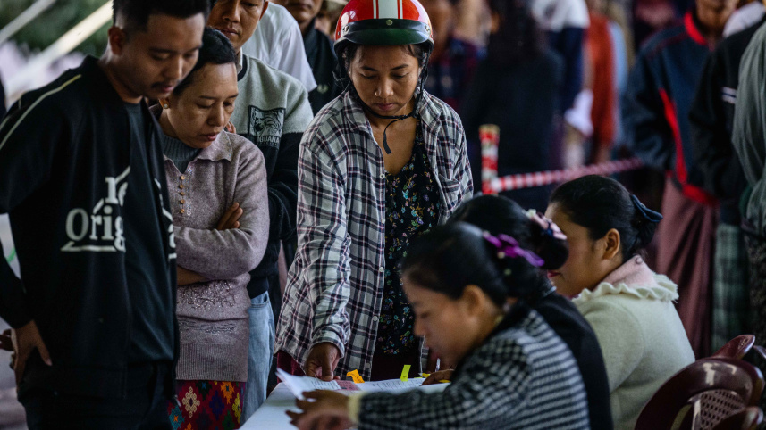 মিয়ানমারের নির্বাচনের তৃতীয় ধাপে ভোট দেওয়ার আগে ভোটার তালিকায় নিজের নাম খুঁজে নিচ্ছেন ভোটাররা। ছবি: এএফপি