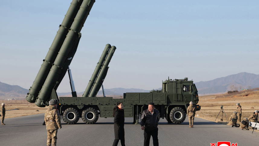 উত্তর কোরিয়ার অত্যাধুনিক রকেট লঞ্চার। ছবি: এএফপি