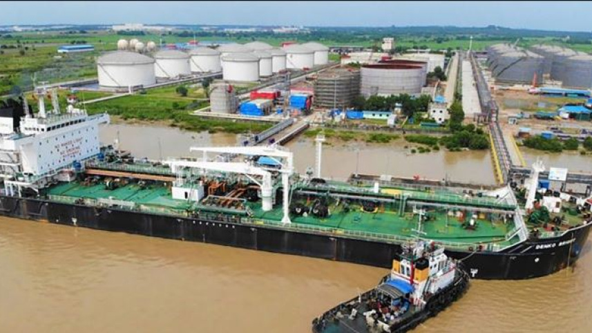 মিয়ানমারে ইয়ানগনের থিলাওয়া অর্থনৈতিক অঞ্চলের বন্দরে তেল খালাস করা হচ্ছে। ছবি: সরকারি ওয়েবসাইট