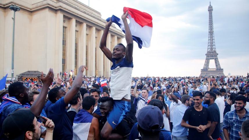 2018-07-15T184232Z_1990539884_RC1E07315B90_RTRMADP_3_SOCCER-WORLDCUP-FINAL-PARIS-FANS.JPG