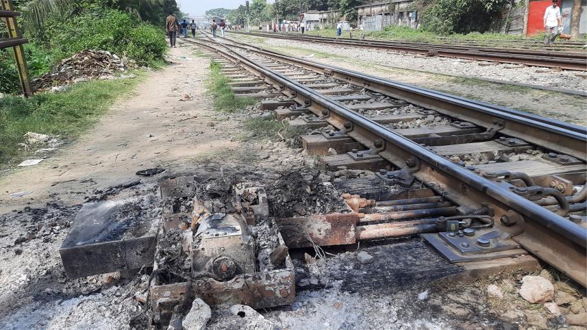 Brahmanbaria_Damaged railway signal system Piic_01g (1).jpg