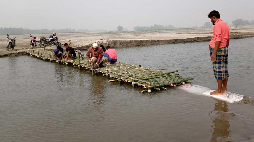 Kurigram-bamboo-bridges-02.jpg