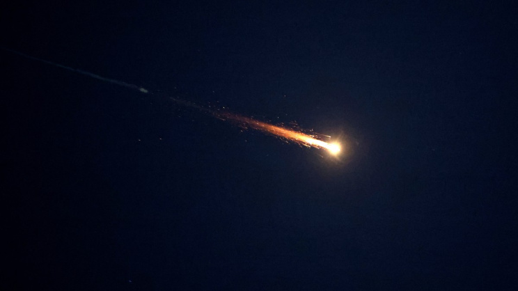 ইসরায়েলের নেতানিয়া শহরের ওপর ইরানের ক্ষেপণাস্ত্র হামলার দৃশ্য। ছবি: এএফপি (৩ মার্চ, ২০২৬) 