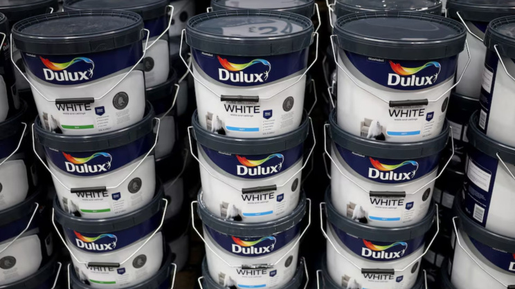 ডুলাক্স ব্র্যান্ডের রঙের ক্যান। ছবি: রয়টার্স