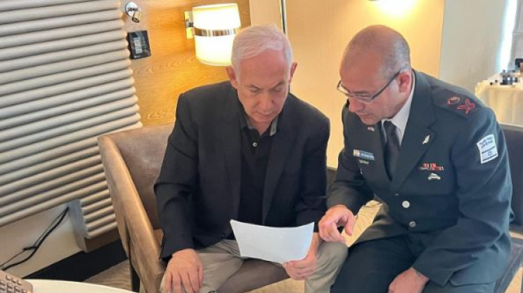 প্রধানমন্ত্রী বেনিয়ামিন নেতানিয়াহুর সঙ্গে শলাপরামর্শ করছেন তার সামরিক সচিব রোমান গফম্যান। ফাইল ছবি: সংগৃহীত