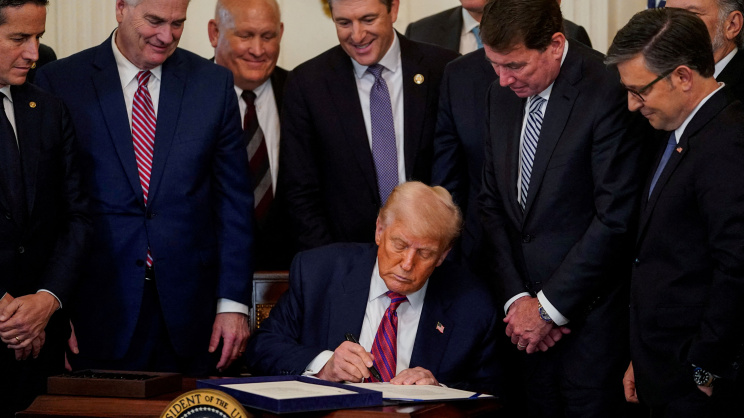 উপদেষ্টা পরিবেষ্টিত ট্রাম্প। ছবি: রয়টার্স