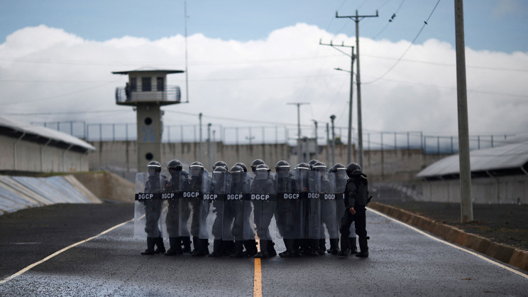 এল সালভাদরের কারাগারে কড়া প্রহরায় আছেন কয়েদীরা। ছবি: রয়টার্স