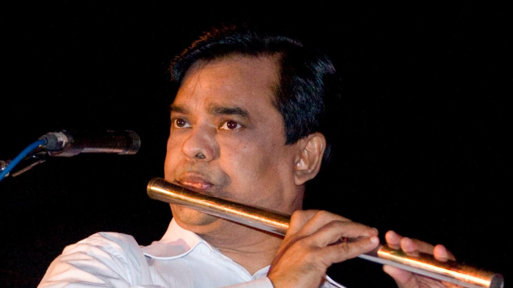 স্বনামধন্য বংশীবাদক হিসেবেও পরিচিত জুয়েল আইচ। ছবি: ফেসবুক