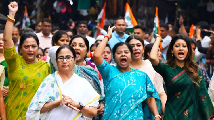 তৃণমূল নেত্রী মমতা বন্দ্যোপাধ্যায়ের সঙ্গে মিছিলে লাভলি মৈত্র। ছবি: সংগৃহীত