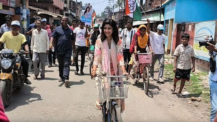 সাইকেলে চেপে নির্বাচনী প্রচারণায় অংশ নেন 'নায়িকা' লাভলি। ছবি: সংগৃহীত