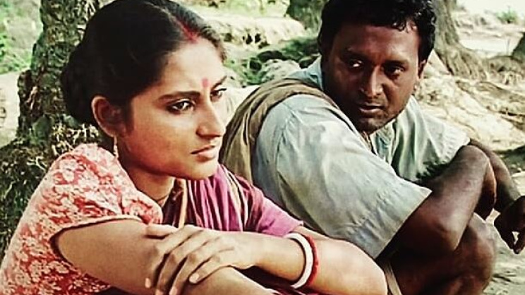 পদ্মা নদীর মাঝি সিনেমায় রাইসুল ইসলাম আসাদের সঙ্গে রূপা গঙ্গোপাধ্যায়। ছবি: সংগৃহীত