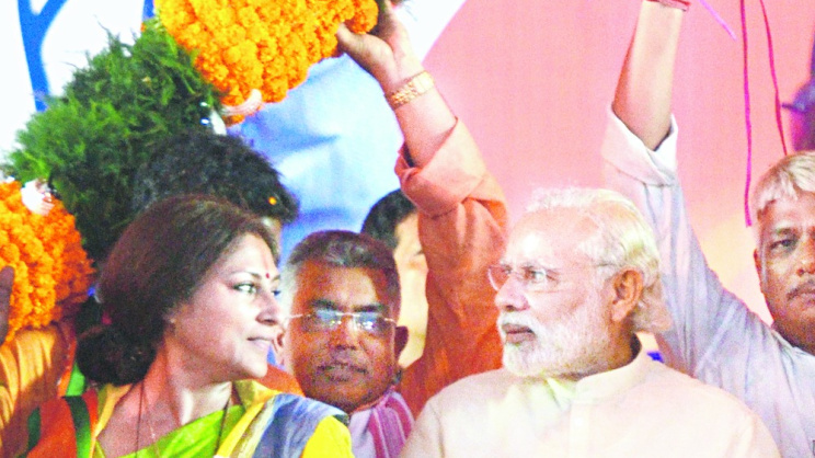 বিজেপি নেতা নরেন্দ্র মোদির সঙ্গে রূপা গঙ্গোপাধ্যায়। ছবি: সংগৃহীত