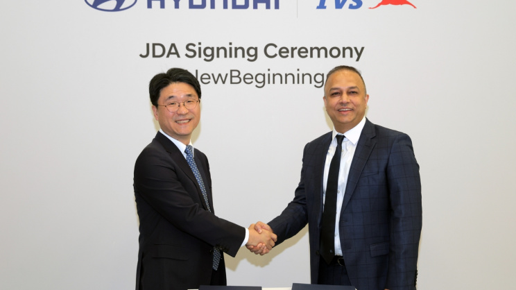 চুক্টিতে সই করল টিভিএস ও হুন্দাই। ছবি: সংগৃহীত