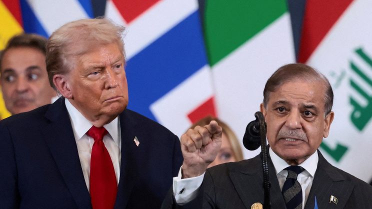 ট্রাম্পের সঙ্গে শেহবাজ। ফাইল ছবি: রয়টার্স