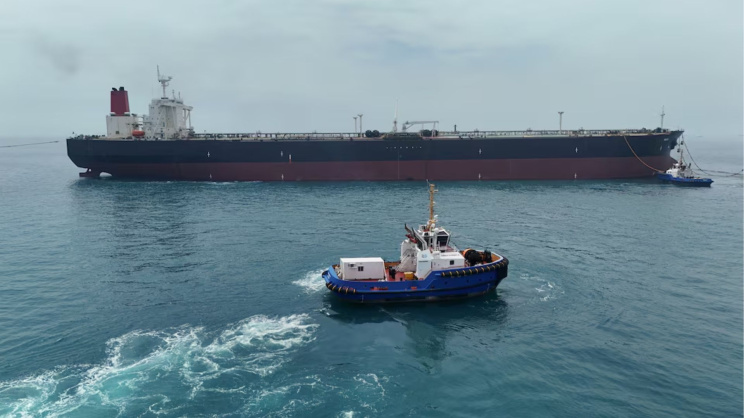 হরমুজ প্রণালিতে আটকে পড়া তেলের ট্যাঙ্কার। ছবি: রয়টার্স