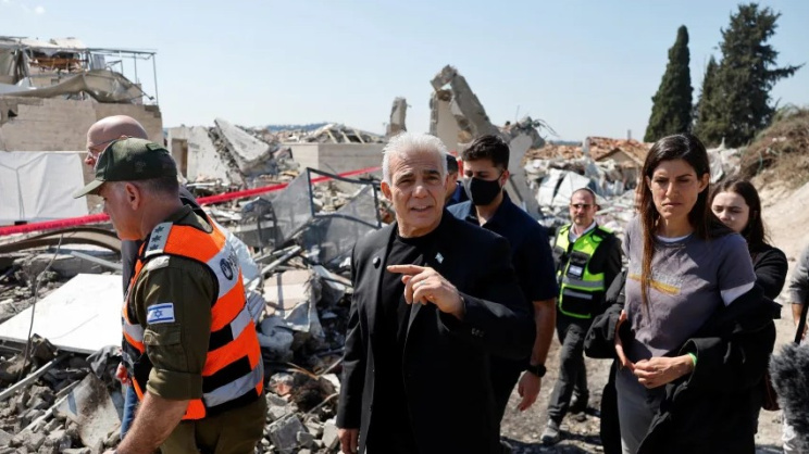ইরানের হামলায় ক্ষতিগ্রস্ত এলাকা পরিদর্শন করছেন ইসরায়েলের বিরোধী দলীয় নেতা ইয়ার লাপিদ। ছবি: এএফপি