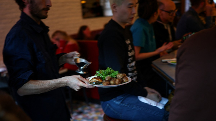 ৪০ ডলারের হাফ চিকেন পরিবেশন করছেন ওয়েটাররা। ছবি: এএফপি