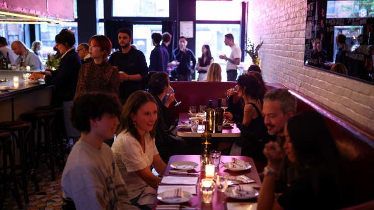 ফরাসি রেস্তোরাঁ জিজিস-এ খাবার খাচ্ছেন ভোক্তারা। ছবি: এএফপি