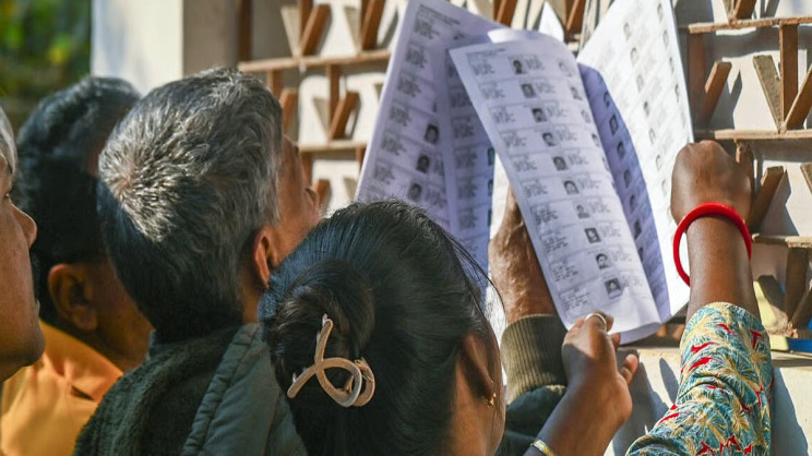 ভোটার তালিকায় নিজের নাম খুঁজছেন ভারতের নাগরিকরা। ছবি: সংগৃহীত