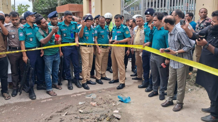 বরিশাল আদালত চত্বরে বিস্ফোরণের পর ঘটনাস্থল পরিদর্শনে আইনশৃঙ্খলা বাহিনীর সদস্যরা। ছবি: স্টার