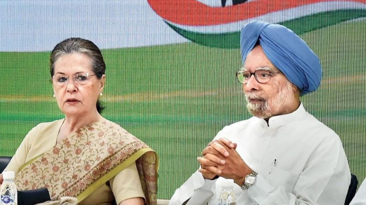 মনমোহন সিং ও সোনিয়া গান্ধী। ফাইল ছবি: সংগৃহীত