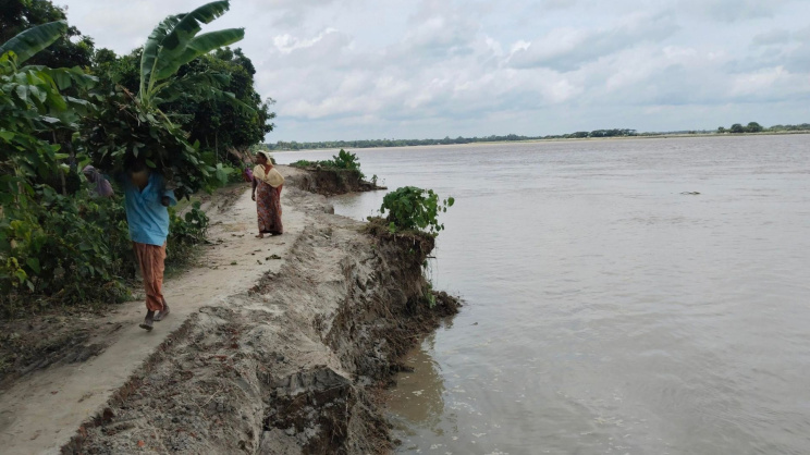 মধুমতির ভাঙনে প্রায় নিশ্চিহ্ন চরখোলাবাড়িয়া ও দিগনগর গ্রামের একমাত্র রাস্তা। ছবি: স্টার