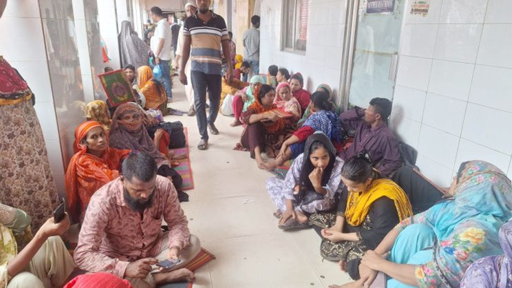  শেবাচিম হাসপাতালের শিশু ওয়ার্ডের সামনে স্বজনদের ভিড়। ছবি: সুশান্ত ঘোষ/স্টার