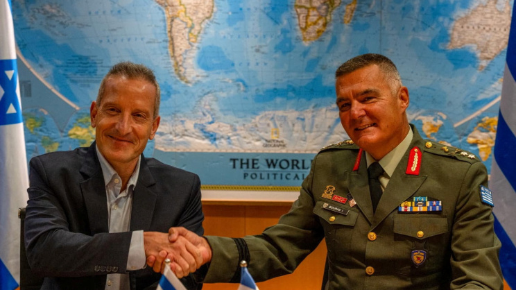 ইসরায়েলের প্রতিরক্ষা মন্ত্রণালয়ের মহাপরিচালক মেজর জেনারেল আমির বারাম এবং গ্রিক প্রতিরক্ষা মন্ত্রণালয়ের  মহাপরিচালক ইয়ানিস বুরাস ২০২৬ সালের ৩১ আগস্ট তেল আবিবে অ্যাকিলিস শিল্ড চুক্তিতে সই দেন। ছবি: ইসরায়েলি প্রতিরক্ষা মন্ত্রণালয়/রয়টার্স