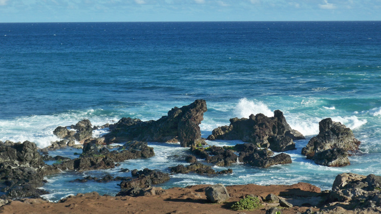 beautiful-shot-sea-waves-splashing-rock-formations-hawaii