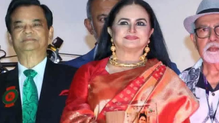 কানাডায় আজীবন সম্মাননা পেয়েছেন অভিনেত্রী শান্তা ইসলাম। ছবি: সংগৃহীত