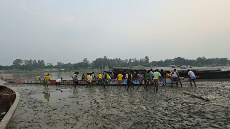 কালীগঙ্গায় নৌকাবাইচে অংশ নিতে বেউথা ঘাটে ভিড় করছে বাহারি নৌকা। ছবি: সংগৃহীত