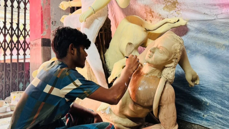 দুর্গাপূজার প্রস্তুতিতে ব্যস্ত পুরান ঢাকার প্রতিমাশিল্পীরা। ছবি: রাকিব মাদবর