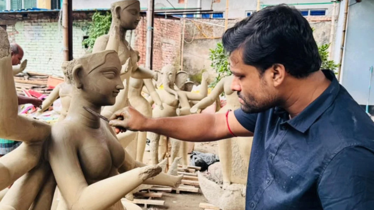 দুর্গা প্রতিমা তৈরিতে ব্যস্ত পুরান ঢাকার শিল্পীরা। ছবি: রাকিব মাদবর 