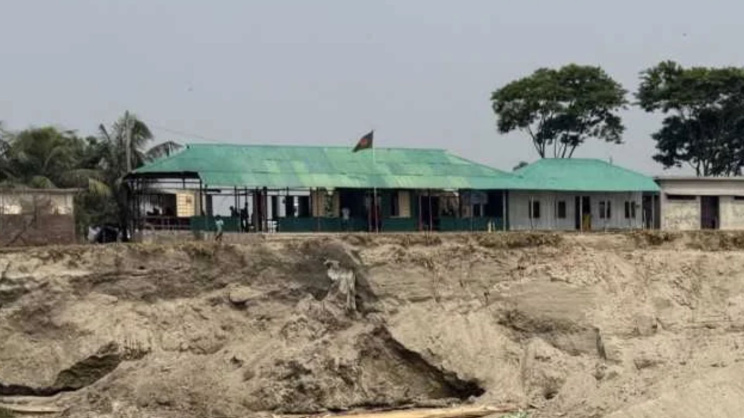 পদ্মার ভাঙনের কবলে আলম খান কান্দি গ্রামের প্রাথমিক বিদ্যালয়। ছবি: জাহিদ হাসান 