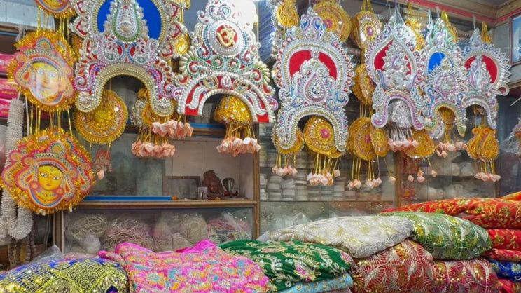 শাঁখারীবাজারে দুর্গা প্রতিমার সাজসজ্জার সরঞ্জামের দোকানে কেনাকাটা চলছে। ছবি রাকিব: মাদবর