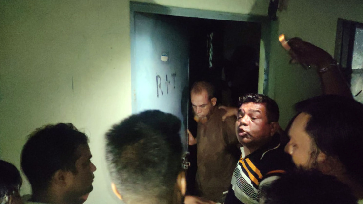 পুলিশের ওপর হামলা