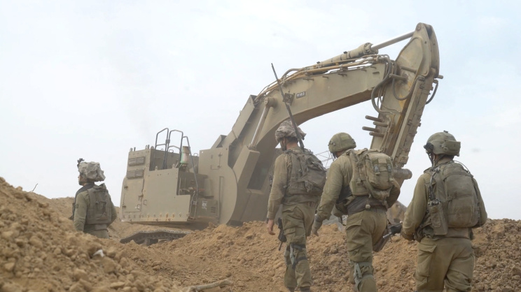 পশ্চিম তীরের শহর তুলকারেমে ইসরায়েলি বুলডোজার একটি অপ্রশস্ত সড়কের অংশবিশেষ ভেঙে ফেলে। ছবি: রয়টার্স 