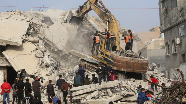 গাজার বুরেইজ শরণার্থী শিবিরে ইসরায়েলি হামলার পর ধ্বংসাবশেষ থেকে মরদেহ উদ্ধারের কাজ চলছে। ছবি: এএফপি (৬ ডিসেম্বর, ২০২৫)