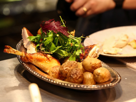 ব্রুকলিনের ফরাসি রেস্তোরাঁ জিজিস এর ৪০ ডলারের হাফ চিকেন। ছবি: এএফপি